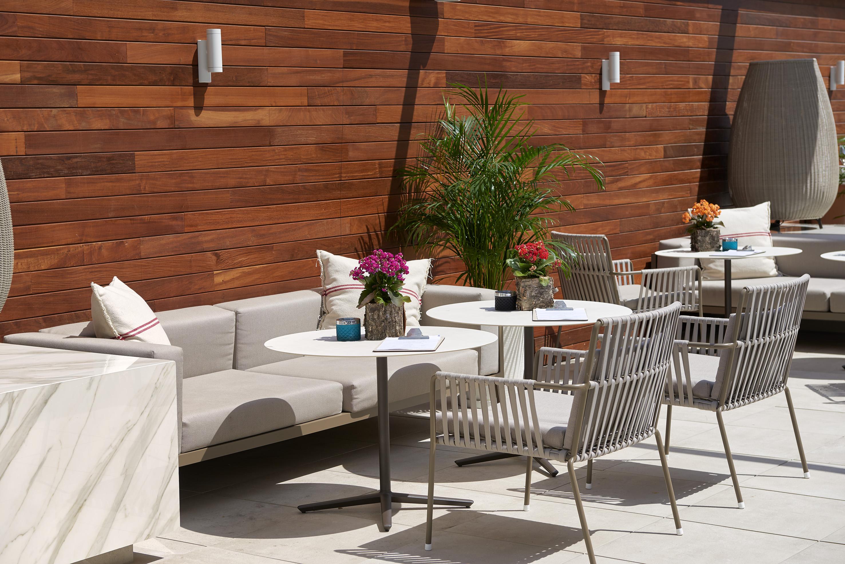 Innside by Melia Palma Bosque Exterior foto The patio furniture of the hotel