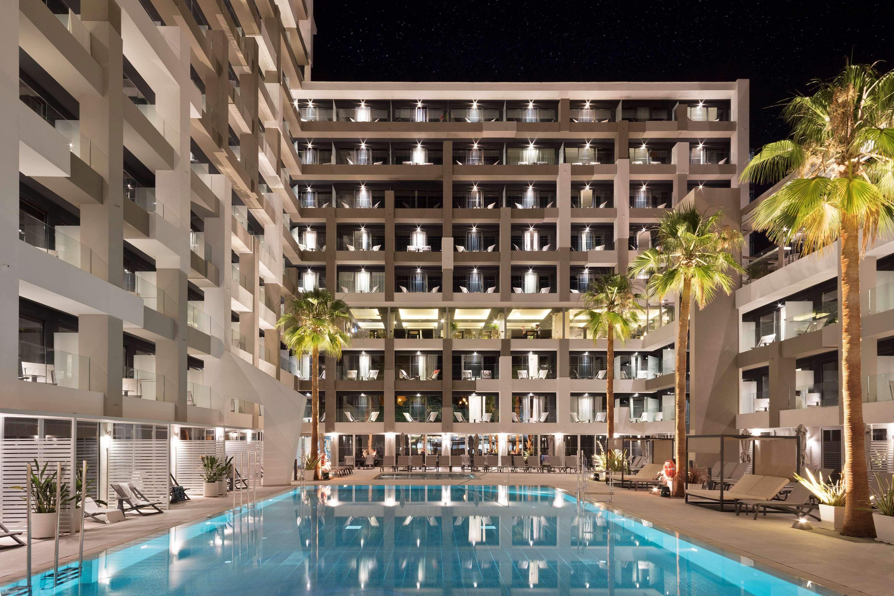 Innside by Melia Palma Bosque Exterior foto The hotel at night