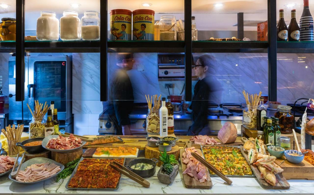 Innside by Melia Palma Bosque Exterior foto The restaurant's buffet