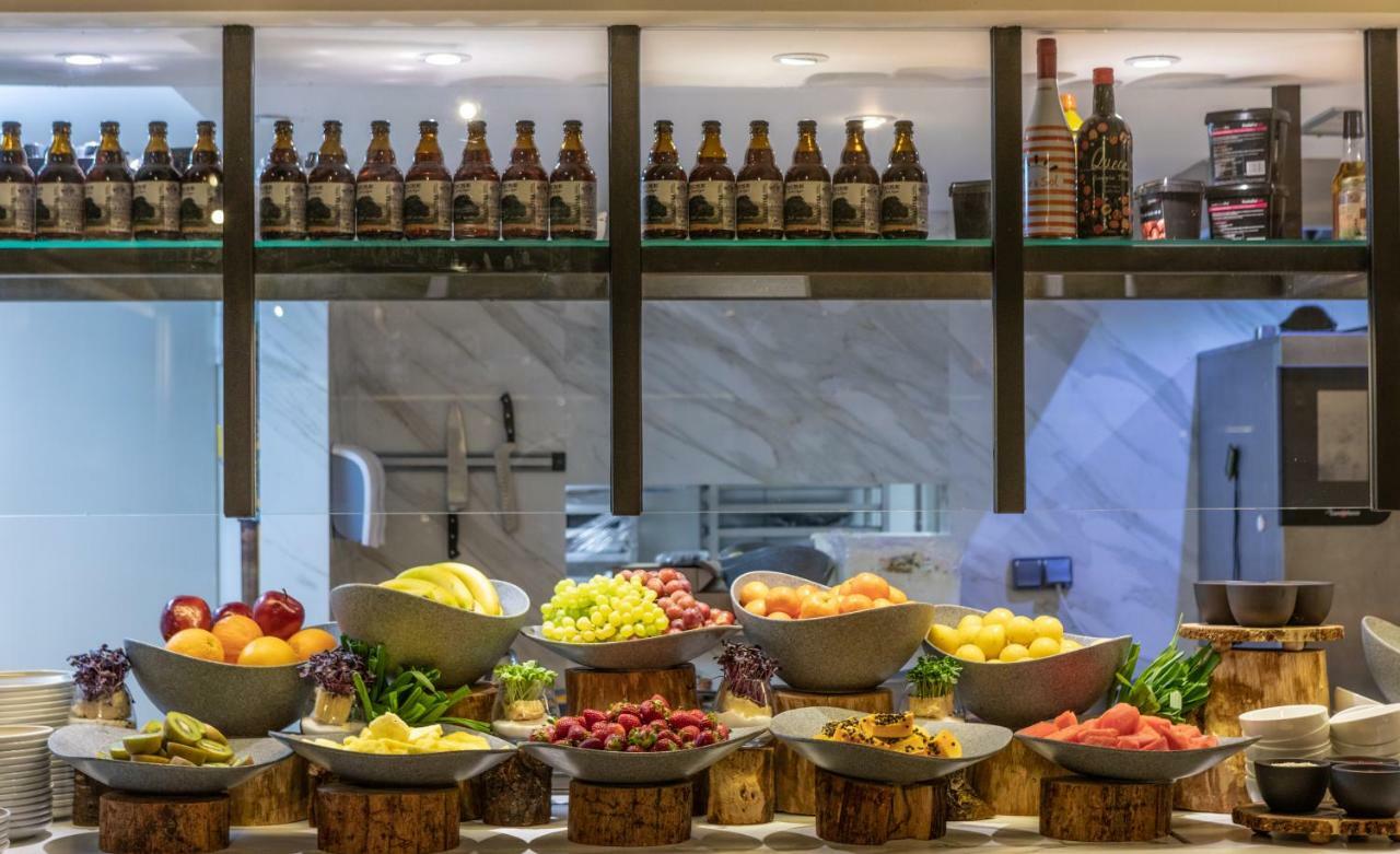 Innside by Melia Palma Bosque Exterior foto Breakfast buffet at the hotel